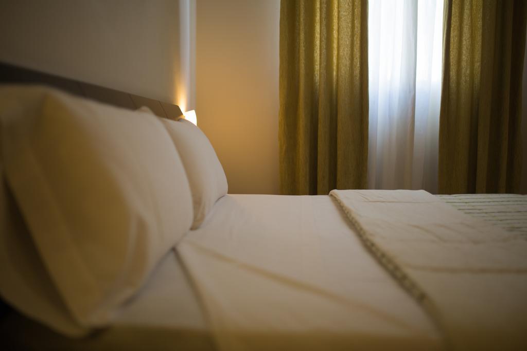 Hostal Albero By Eme Hoteles Sanlucar la Mayor Bagian luar foto