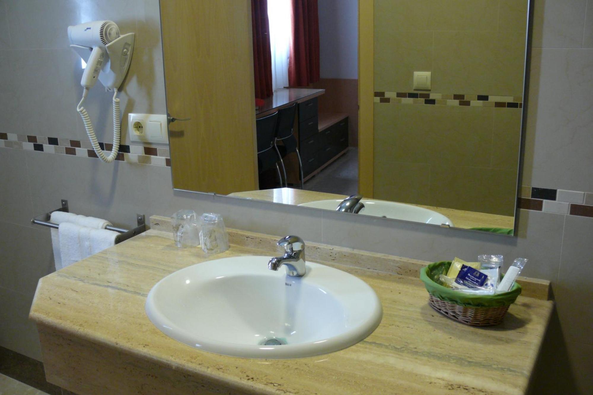 Hostal Albero By Eme Hoteles Sanlucar la Mayor Bagian luar foto